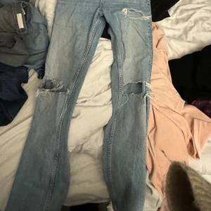 Raka jeans med hål i - Sitter väldigt fint och ganska långa 