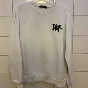 Tjena! Säljer en dior sweatshirt i skick 8/10 size S