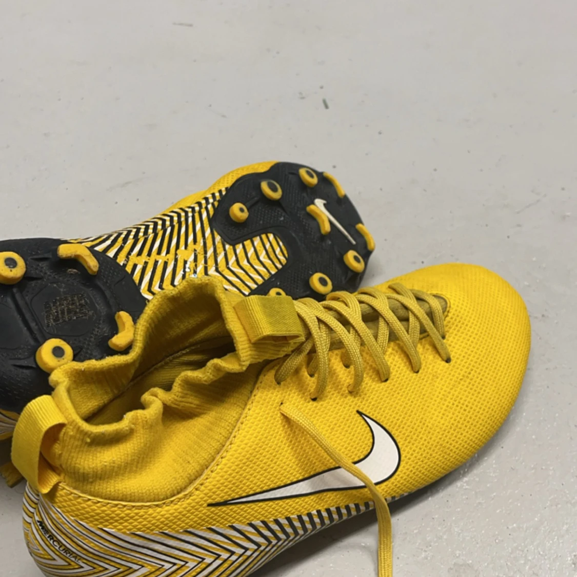 Gula fotbollsskor  - 91