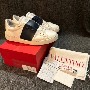 Valentino skor  - Valentino opens i storlek 43🥂skorna är i  otroligt fint skick 10/10.  Dem är köpa på nk i höstas för 6950kr🍾Dustbag,kvitto,box och snören ingår, Skriv gärna vid funderingar!🏆