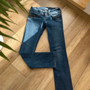 Low waist peppe  - Peppe jeans i bra skick skriv för mått 