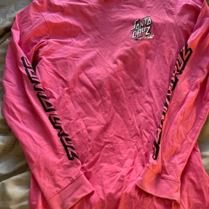 Santa Cruz - Mindre i storleken, knappt använd endast legat i garderoben därför jag säljer den!