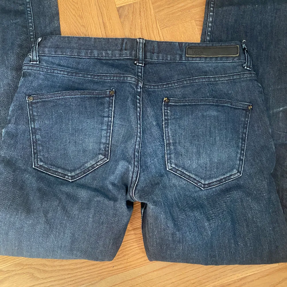 Fina mörkblåa lågmidjade jeans. Står nt storlek men skulle säga S. Skriv vid frågor eller fler bilder🫶. Jeans & Byxor.