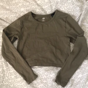 Grön träningströja - Perfekt skick, jätte skönt material som inte kliar eller så. Säljer pga använder aldrig.