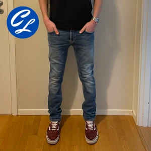 Nudie Jeans  - Hej! Nu säljer vi dessa riktigt snygga Nudie Jeansen. Jeansen är i gott skick utan några defekter alls. Blå färg. Storlek 31/32. Retail ligger på ca 1500. Tveka inte att höra av dig vid minsta fråga eller fundering!👍