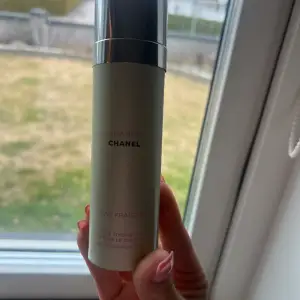 Säljer en Chanel body mist. Chanel misten är endast testad 2 gånger och den är 100ml.