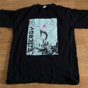 T-shirt - En fin t-shirt, finns tecken på användning men inga skador🌟 säljer för att bli av med!