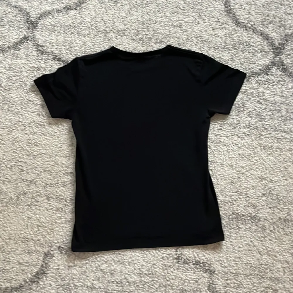 Selling a black T-shirt  . T-shirts.