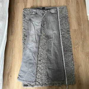 Stradivarius low waist jeans - Lågmidjade jeans, köpta second hand men har inte kommit till användning❤️ Innerbenslängd: 82cm. Midja rakt över: 40cm  Det går bra att välja Köp Nu!