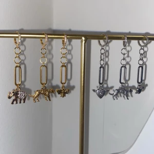 Örhängen  - Supercoola örhängen i rostfritt stål och zinklegering💞Modell ”Corinna” finns silver och guld. 99kr för en, 169kr paret.