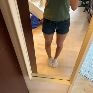 Levis shorts  - Levis 501 shorts! Navy storlek 25/26, (XS) midjemåttet tvärs över är 33cm ☺️ skriv gärna till mig om du har frågor eller prisförslag 