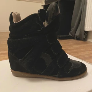 Isabel Marant Skor - Säljer mina svarta Isabel Marant skor i storlek 38. Perfekt nu till våren och sparsamt använda så i fint skick. Låda medföljer. Pris kan diskuteras💞