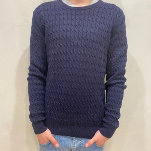 Tröja J.Lindeberg  - Tröja J.Lindeberg  Modell: 184cm & väger 73kg Storlek: M Skick: 9/10 Allmänt Använd  Material: Bomull  Skriv om ni har frågor! 