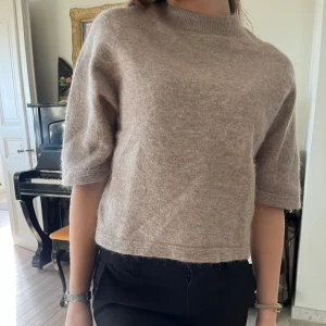 Stickad t-shirt & Other Stories - Såååå snygg populär stickad tröja med kortare armar i en fin lite mörkare beige färg!!! Från & Other Stories🤎