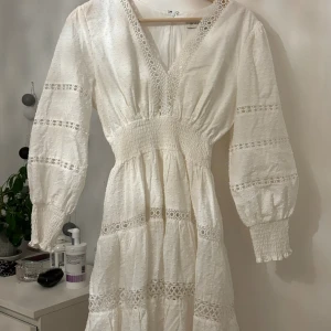 By Malina sommarklänning  - Säljer denna fina klänning från by Malina endast använd en gång. Storlek s🤍 Nypris ca 3000 kr, mitt pris 1250 kr 🌸 Köparen står för frakten 🫶🏻