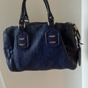 Gucci - Säljer en Gucci handväska  Den e i bra skick  Priset går att diskutera 