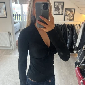 Tröja  - Super fin topp från Bik Bok i storlek M men passar S bra också! Har ett hål som detalj från bröstet. Så gott som ny✨