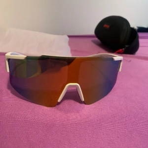 Säljer sportsolglasögon. Har haft den i typ 1 år men andvände den bara på sommarn  - One size 