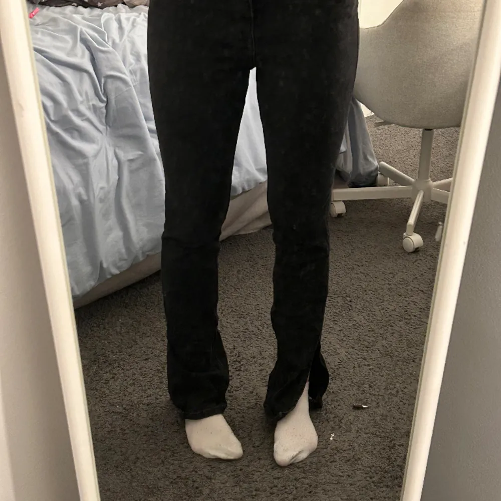 Säljer ett par svarta jeans eftersom jag tycker att dom är för tajta för mig. Jeansen är i storlek 40 men ganska små. Köpte byxorna på Plick så är inte säker vart dom kommer ifrån.Hör av er vid mer frågor och bilder :). Jeans & Byxor.