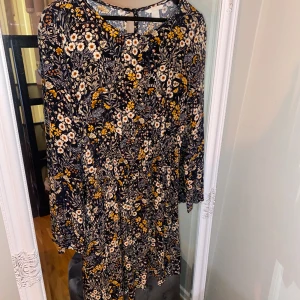 Blommig fin klänning  - Mycket fin blommig klänning från HM. Skicka för bild på