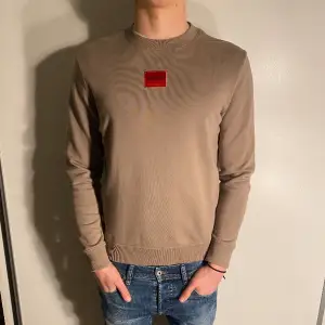 Säljer denna feta crewneck från Hugo Boss | Storlek: S (S/M) | Nypris: 1099 kr | Skick: 9/10 (näst intill nyskick) | Skriv gärna vid frågor och funderingar😁