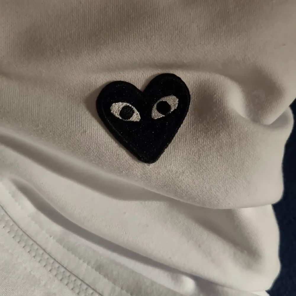 Riktigt snygg CDG zip up knappt använd och är som helny. Den passar inte mig längre så har ingen nytta av den mer . Hoodies.