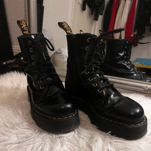 Dr.Martens - Dr. Marten skor, modell jadon. Nypris ca 2400kr. Använda en liten period under vintern 2022, gillar inte hur dem ser ut på mig längre. Blev en liten skada på en av skorna, på grund av att jag inte var försiktig med dem. Pris kan diskuteras!💞💞💞