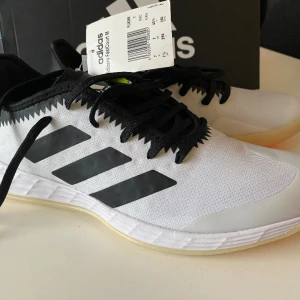 Adidas  - Helt nya, i kartong. Adidas FastCourt M. Storlek 40 2/3. Nypris ca 1300:-.  Innebandy/handboll/crossfit -passar till mycket! 