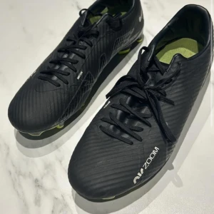 Nike mercurial vapor 15 academy Mg - Skick: 9/10 (använda 3-4 ggr) Storlek 44 Inga fel alls på skorna Ord. Pris 1099kr Mitt pris 600kr