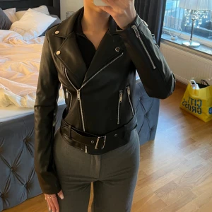 Skinnjacka - Endast använd 2 gånger så i topp skick! Från Nelly och är i storlek 32 men passar xs/s🤍