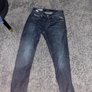 Replay jeans - Ett par jättesnygga replay jeans i storlek 28W 30L! Skick 9/10 knappast använda. NYPRIS 1400kr, Priset kan diskuteras. 