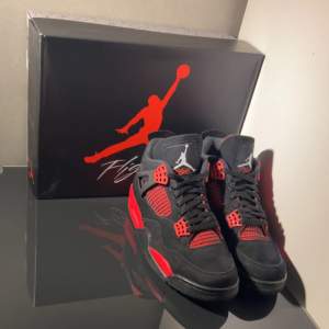 Jordan 4 RETRO ”RED THUNDER” med orginal skolåda i exemplariskt skick. Använda 3 gånger sommaren 2023. I princip lika fräscha som när jag köpte dom, men som sagt använda. Pris 3300kr (Går att förhandla). Fler bilder skickas såklart vid intresse 