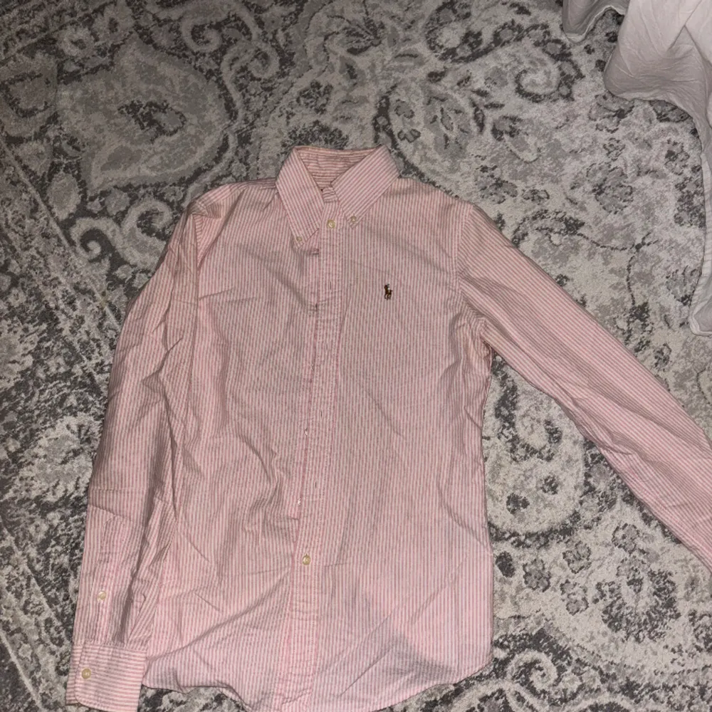 Rosa vit randig skjorta från Ralph Lauren Mycket fint skick  Storlek xs . Skjortor.