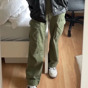 Gröna cargo - Gröna jeans cargo byxor som ej används 