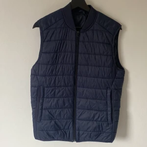 Zara väst - Säljer en zaraväst i storleken S Skick 9/10 inga defekter 