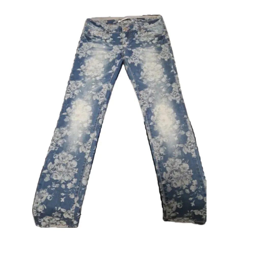 Coola lågmidjade jeans som var för små för mig, skulle säga att de passar de som normalt bär S 💓. Jeans & Byxor.