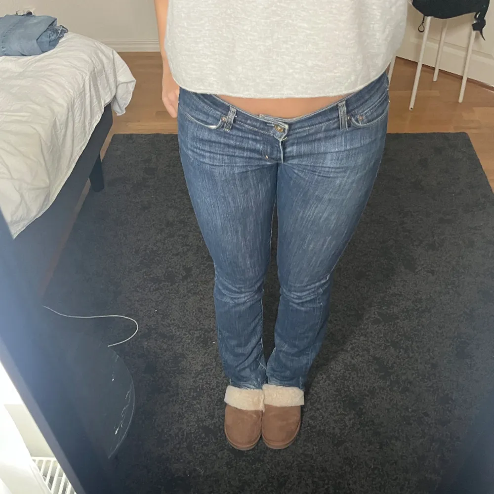 Jättesnygga Levis jeans som jag köpte secondhand i danmark förra året!💕 jättebra skick! Är som 34/36 och passar mig som är 165!😊. Jeans & Byxor.