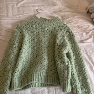 Stickad tröja mango - Stickad lite ljusgrön tröja från mango som endast använd 1-2 gånger tyvärr 