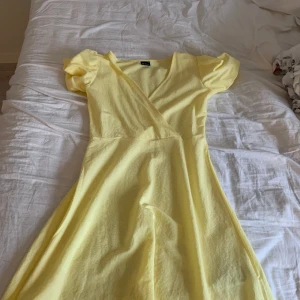 Sommarklänning  - Världens gulligaste sommarklänning från Gina perfekt till sommaren, finns även ett band till!!