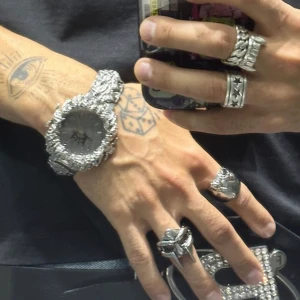 ALLURE TIMEPIECE #1 - Handmade stainless steel n sapphire Will never restock again  Ny pris 4000kr The watch operates a 3 handed Hattori VJ21 quartz movement. Bra skick  Kommer med extra links, adjusting tool och original box 