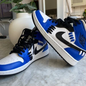 Jordan 1 Sisterhood - Säljer mina Jordan mid 1 Sisterhood Använda 1 gång, orginlabox ingår.  Säljes för 5000kr på Farfetch och liknande sidor. 
