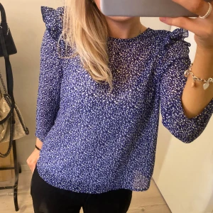 Blå blus - Fin blå blus från pull and bear!
