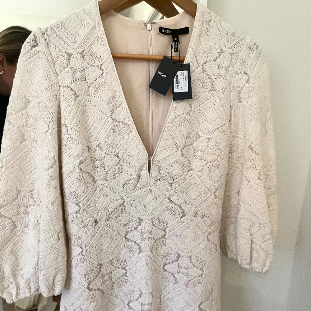 Så fin vit klänning från Maje! Modellen går inte att köpa längre utan tillhör deras ”spring 2021” sortiment. Aldrig använd utan har prislapp kvar (se bild 2).  Passar perfekt nu till sommaren och alla studenter🤩🤩. Klänningar.