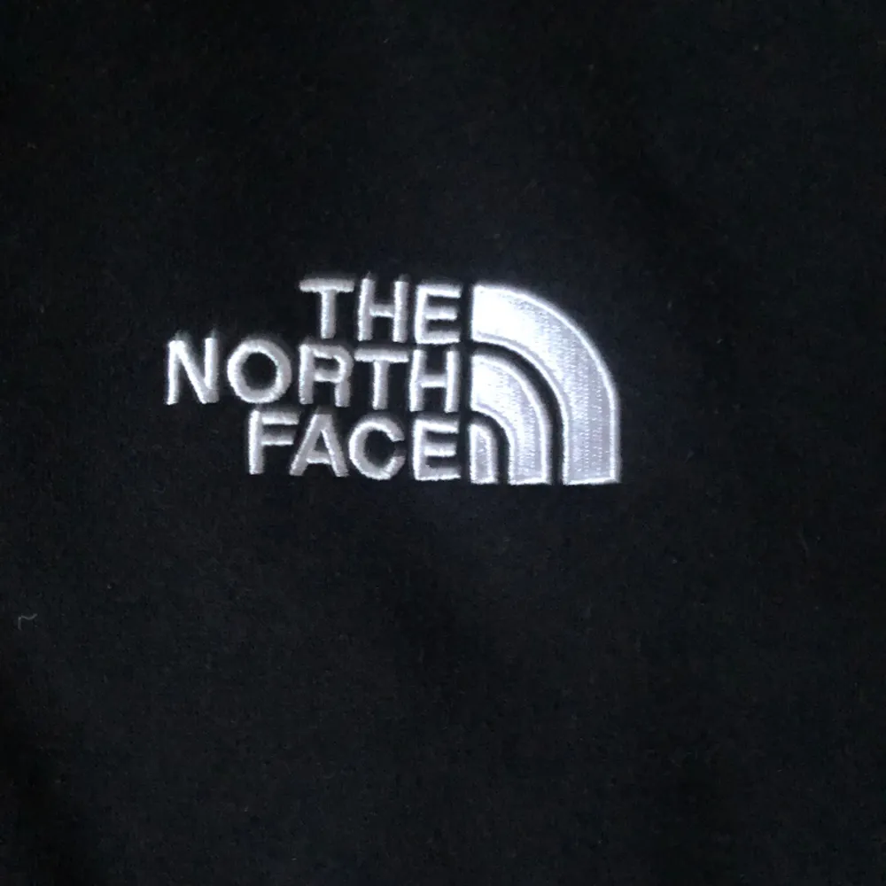 Jättesnygg north face hoodie som inte kommer till användning. Inga slitage eller fläckar. Är både skön och snygg💕 det finns fler bilder, var inte rädda för att pruta . Hoodies.