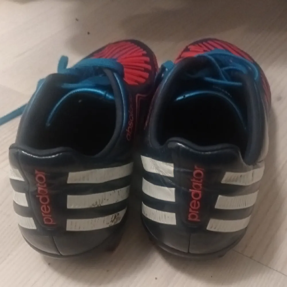 Säljer mina fotbollsskor (Adidas predator) för att de inte passar mig längre 8/10 lite svarta märken. Om vill kan jag städa de innan jag skickar ut de.  Pris kan diskuteras.. Skor.