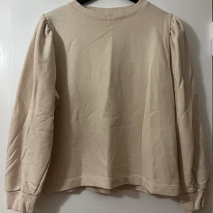 beige tröja - ljus beige tröja med puffärm från Lager 157 i storlek xs/s, säljer då den inte kommer till användning. använd fåtal gånger och inget tecken på användning förutom att den behövs strykas! skriv för fler bilder, köparen står för frakten