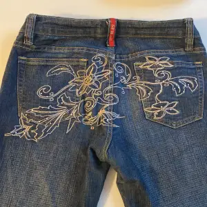 Nya utsvängda jeans. Aldrig använda. Original pris- 1980kr