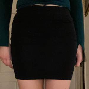 Storlek: XS, svart tajt kjol från Ginatricot