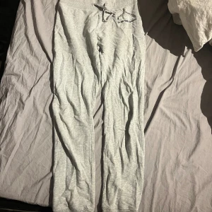 Svea mjukisbyxor - Grå mjukisbyxor från Svea