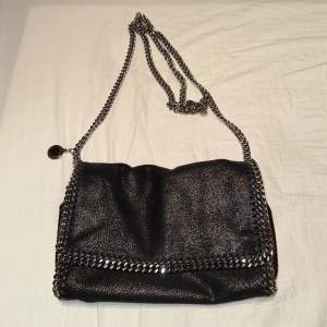 Varsamt använd och i fint skick. Jag har tyvärr ingen dustbag till. Modell: Mini Falabella Crossbody Bag 🌟